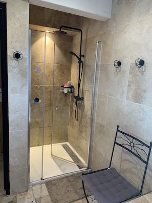 Douche, sĂšche-cheveux, serviettes fournies, papier toilette