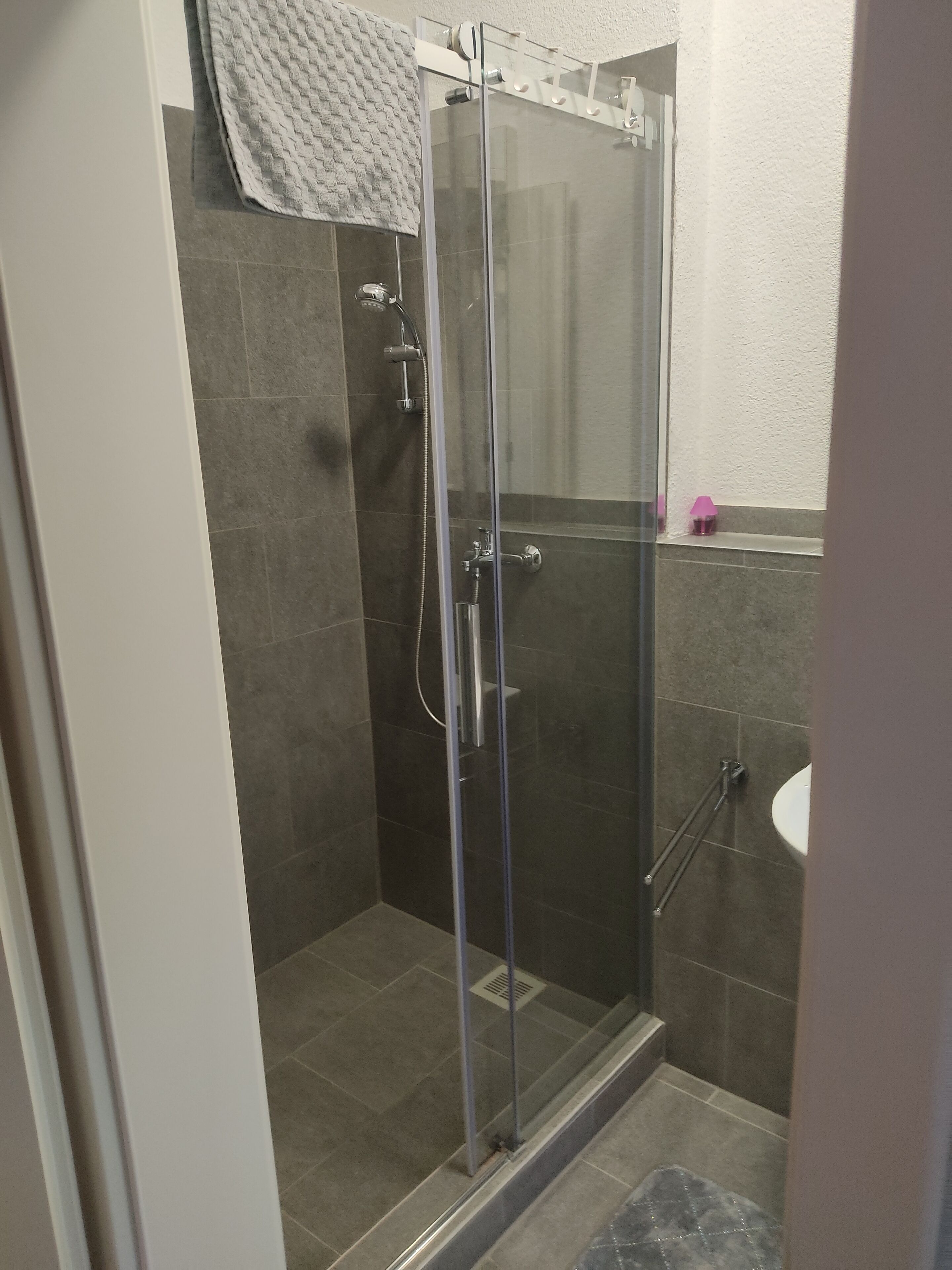 Dutxa, assecador de cabells, tovalloles i sabó 