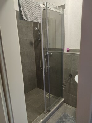 Douche, sèche-cheveux, serviettes fournies, savon