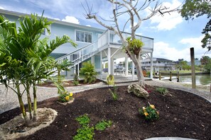 Property grounds - ✨Canal Front with Fabulous Views-Short Easy Walk to Beach-2BR The Big Blue✨ (Fort Myers Beach)