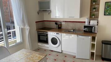 Micro-ondes, four, cafetiĂšre/bouilloire