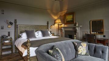 Lookout Room 5 | Hypo-allergenic bedding, free minibar items, in-room safe, desk