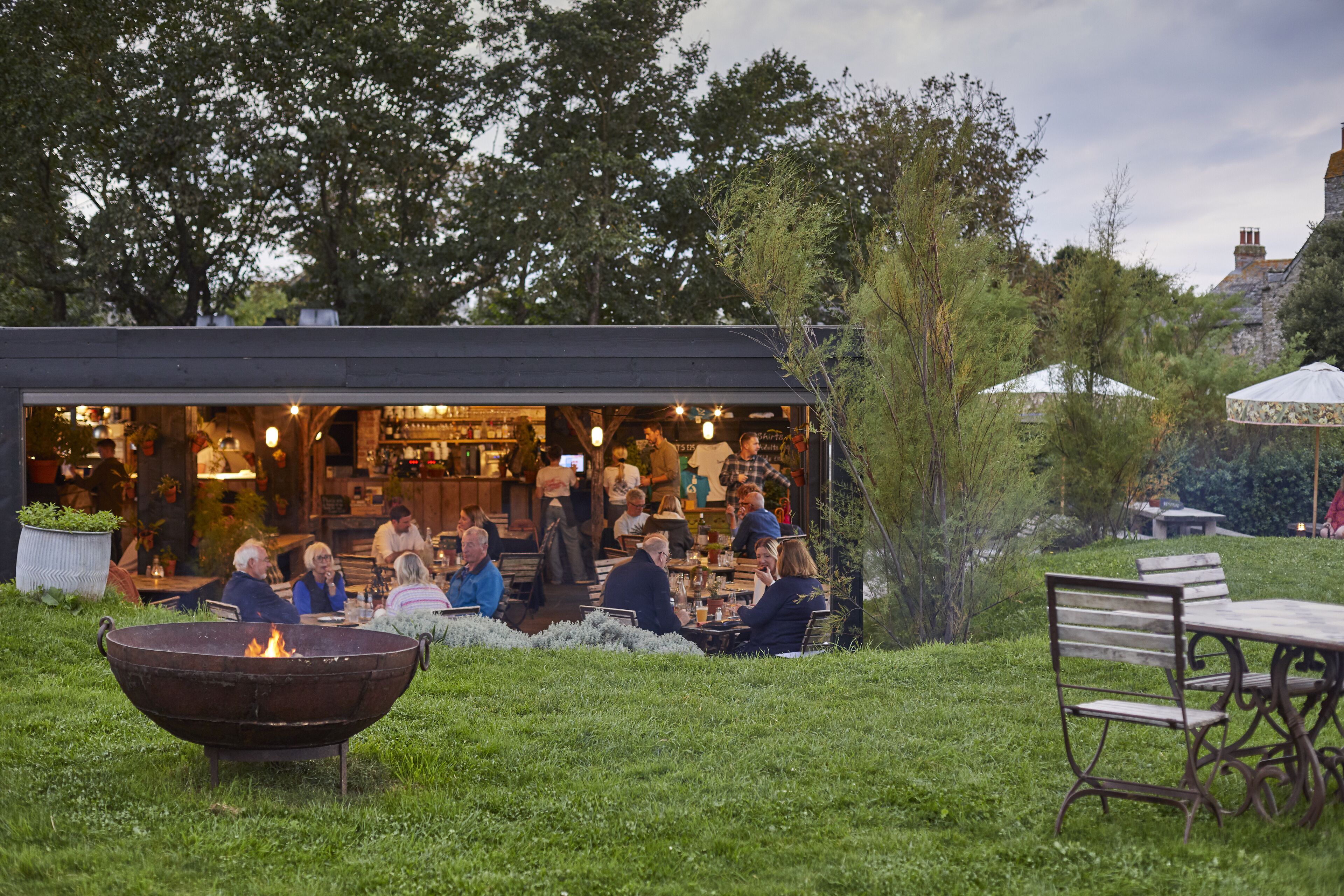 2 restaurantes, se sirve almuerzo 