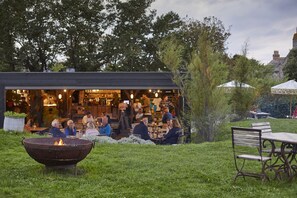 2 restoran, makan tengah hari dihidangkan 