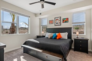 2 habitaciones, escritorio y tabla de planchar con plancha