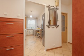 Apartamento, 1 quarto, sacada | Cozinha privada | Micro-ondas, fogão, lava-louças, chaleira elétrica