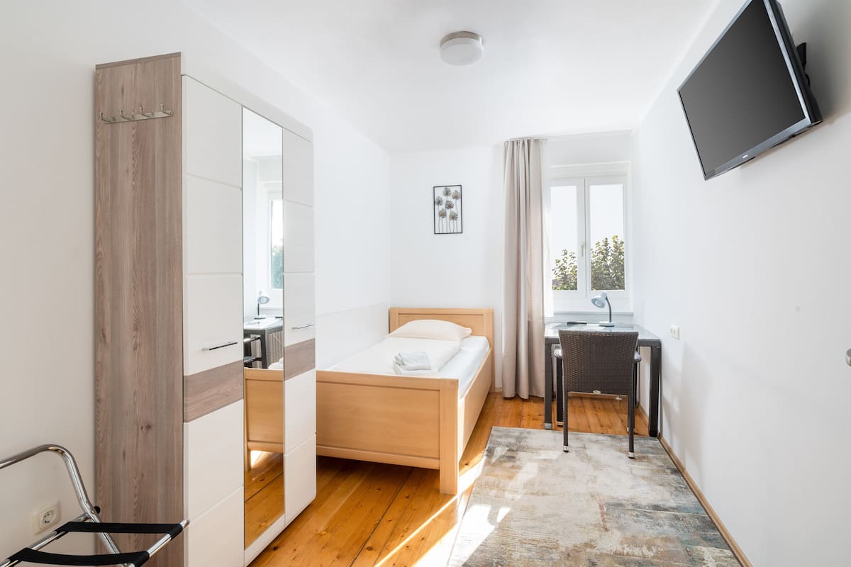 Apartment | Shared kitchen | Full-size fridge, microwave, oven, stovetop