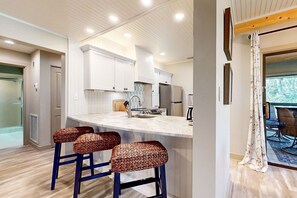 Fridge, microwave, oven, stovetop - Kiawah Exclusives | 4906 Turtle Point | Dog Friendly (Johns Island)