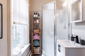 Shower, hair dryer, soap, shampoo - Boho Chic Suite - walk to dwntwn/free prkg/Netflix (Stratford)