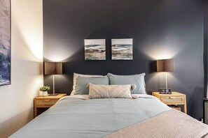 1 bedroom, desk, iron/ironing board, free WiFi - Boho Chic Suite - walk to dwntwn/free prkg/Netflix (Stratford)