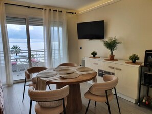 Dining - Face mer Tout Confort Avec Clim , Wifi , Internet. Situation Exceptionnelle (Antibes)