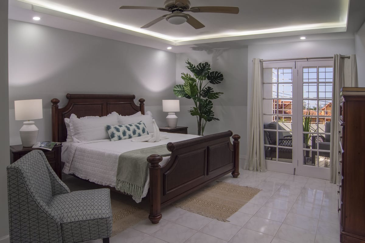 Hypo-allergenic bedding, in-room safe, desk, blackout curtains