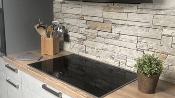 Kühlschrank, Mikrowelle, Ofen, Herdplatte