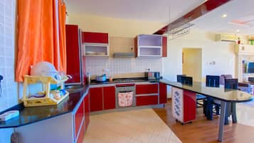 Standard Triple Room | Private kitchen | Fridge, microwave, dishwasher, blender