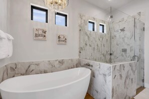Bruser, hårtørrer, håndklæder, Shampoo
