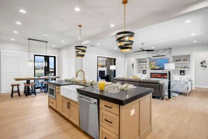 Dining - Captain's Cove Retreat | Concierge Services (Horseshoe Bay)