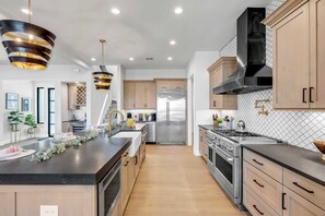 Fridge, microwave, oven, stovetop - Captain's Cove Retreat | Concierge Services (Horseshoe Bay)