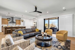 Smart TV, video games, offices - Captain's Cove Retreat | Concierge Services (Horseshoe Bay)