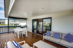 Outdoor dining - 27 Seaview - Pets Negotiable - Wi-Fi - No Linen Included (Middleton)