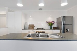 Fridge, microwave, oven, stovetop - 27 Seaview - Pets Negotiable - Wi-Fi - No Linen Included (Middleton)