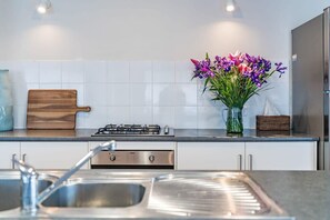 Kühlschrank, Mikrowelle, Ofen, Herdplatte
