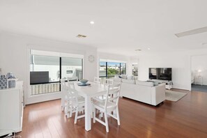 TV - 27 Seaview - Pets Negotiable - Wi-Fi - No Linen Included (Middleton)