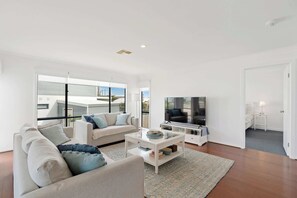 TV - 27 Seaview - Pets Negotiable - Wi-Fi - No Linen Included (Middleton)