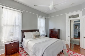 3 bedrooms, iron/ironing board, WiFi, bed sheets - The Perch @ Forsyth Park, Walk to Everything! (Savannah)
