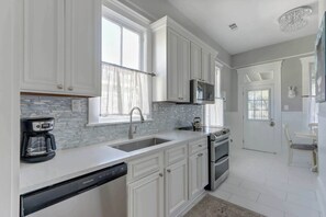 Fridge, microwave, oven, stovetop - The Perch @ Forsyth Park, Walk to Everything! (Savannah)