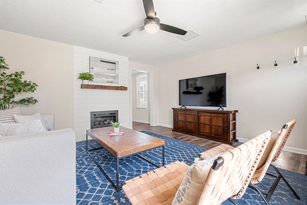 Smart TV, fireplace
