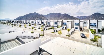 Lavish 4BR Villa w/ 2 Asst Rms, Al Dana Island, Fujairah by Deluxe Holiday Homes