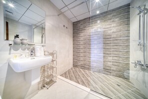 Shower, hair dryer, towels, soap - Lavish 4BR Villa w/ 2 Asst Rms, Al Dana Island, Fujairah by Deluxe Holiday Homes (Fujairah)