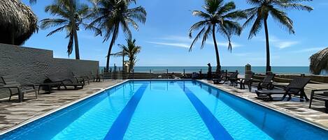 Una piscina al aire libre