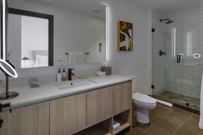 华丽公寓 | 浴室 | 淋浴设施、大花洒淋浴喷头、吹风机、毛巾