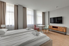 Deluxe-studiosuite | Opholdsområde | 32-tommers fladskærms-tv med kabelkanaler