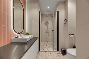 Superior-lejlighed | Badeværelse | Bruser, håndklæder