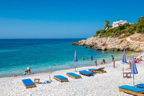 Private beach nearby, black sand, sun-loungers, beach umbrellas - Limunada Apartments (Utjeha)