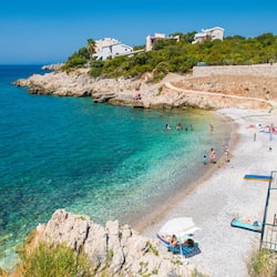 Spiaggia privata nelle vicinanze, sabbia scura, lettini da mare