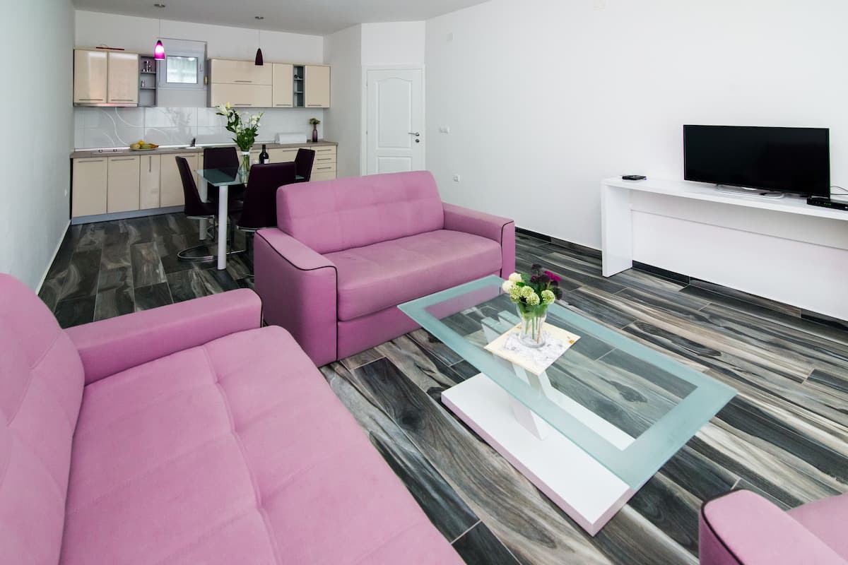 1 bedroom, Egyptian cotton sheets, premium bedding, memory-foam beds