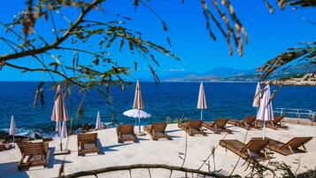 Privat strand i närheten, svart sandstrand, solstolar och parasoller