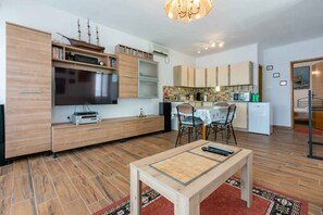 Køleskab, mikrobølgeovn, kogeplade, kaffe-/temaskine