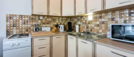 Fridge, microwave, stovetop, coffee/tea maker