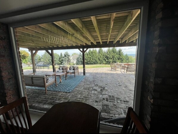 Dining - Spacious and cozy 1-bedroom with beautiful views (Flemington)