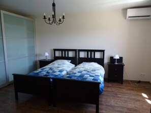 4 bedrooms, iron/ironing board, free WiFi