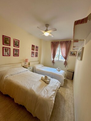 2 Schlafzimmer, Bügeleisen/Bügelbrett