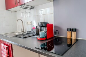 Kylskåp, mikrovågsugn, ugn och spishäll