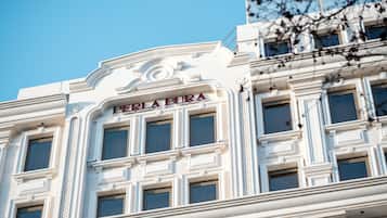 Un bâtiment portant l’enseigne « PERLA PURA », indiquant qu’il s’agit d’un hôtel ou d’un établissement.