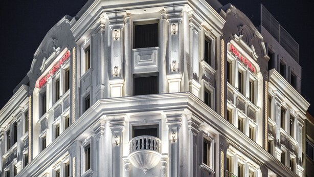 Un edificio histórico con arquitectura ornamentada, que incluye una cúpula destacada y columnas decorativas.