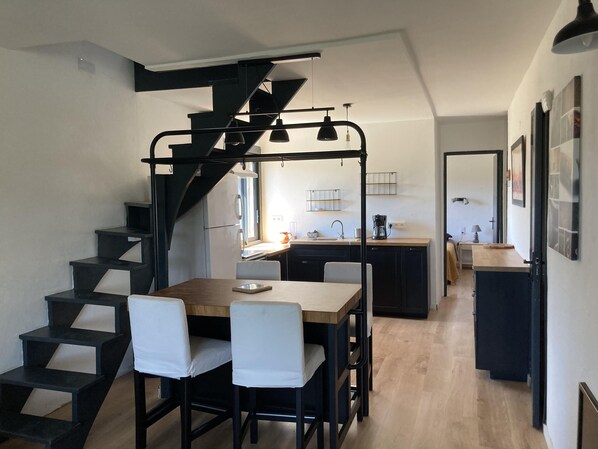 Dining - Appartement T2 au Dessus de L'auberge Du Laurier (Réauville)