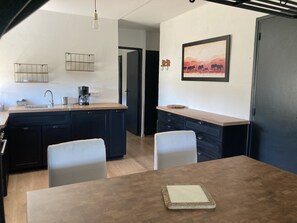 Dining - Appartement T2 au Dessus de L'auberge Du Laurier (Réauville)